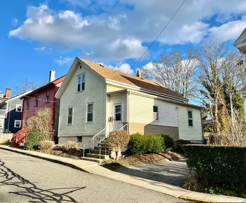 17 Warner St, Newport, RI 02840