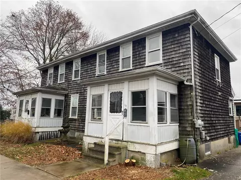19 Princeton St, Newport, RI 02840