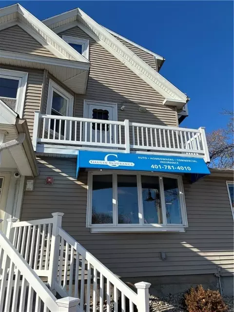 1 Rolfe Sq, Cranston, RI 02910