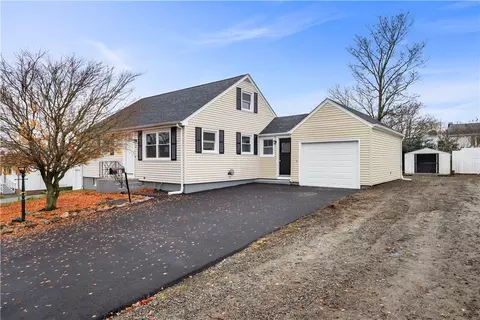 81 Kenyon Rd, Tiverton, RI 02878