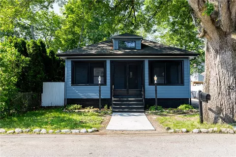 32 Sykes St, Warwick, RI 02886