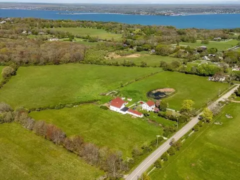362 Bramans Ln, Portsmouth, RI 02871