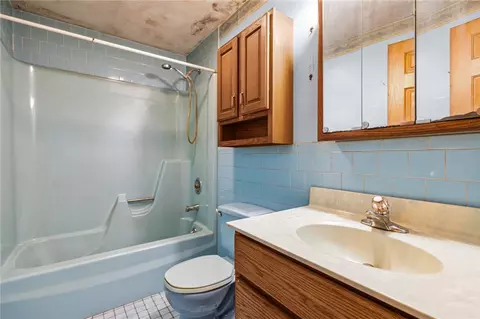 Bath - 45 Joe Sweet Rd, Glocester, RI 02814 photo 2 of 4