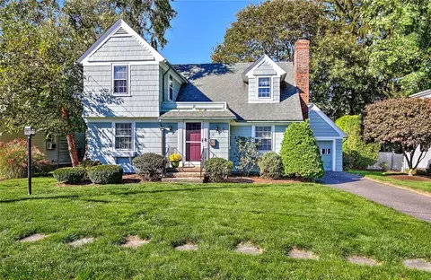 12 Harbour Ter, Cranston, RI 02905