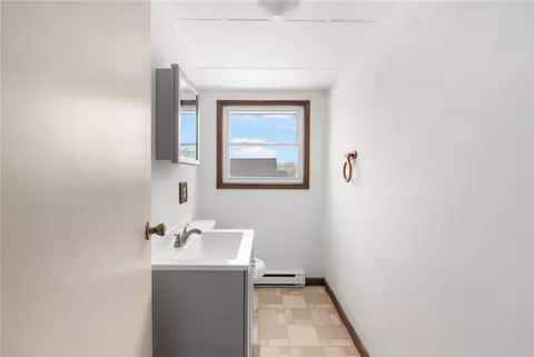 Bath - 12 Batterson Ave, Westerly, RI 02891 photo 4 of 7