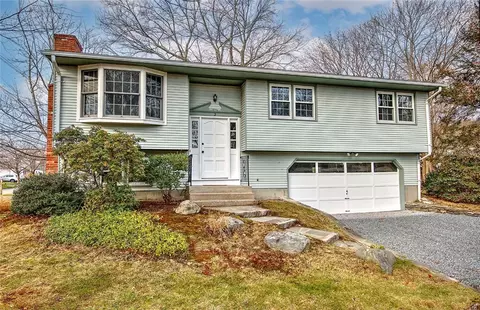 2 Simmons Rd, Barrington, RI 02806