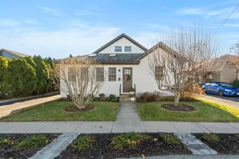 32 Country Club Dr, Warwick, RI 02888