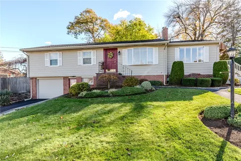 17 Woodview Dr, Cranston, RI 02920