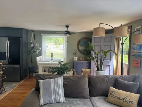Entry Way - 16 Smith St, Bristol, RI 02809 photo 4 of 5