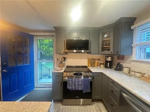 Entry Way - 16 Smith St, Bristol, RI 02809 photo 1 of 5