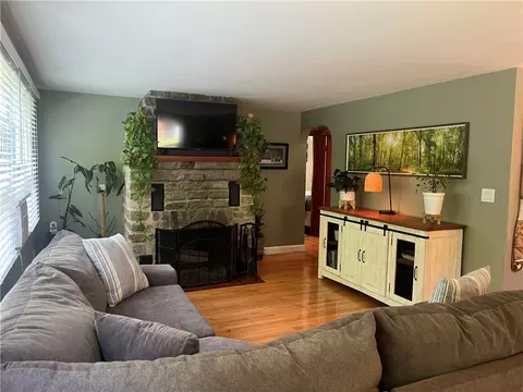 Living - 16 Smith St, Bristol, RI 02809 photo 2 of 2
