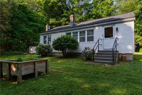 16 Smith St, Bristol, RI 02809