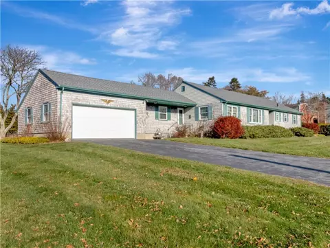 89 North Ct, Tiverton, RI 02878