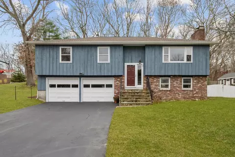 35 Robin Hollow Ln, Westerly, RI 02891