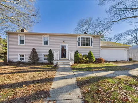 38 Pinecrest Dr, Exeter, RI 02822