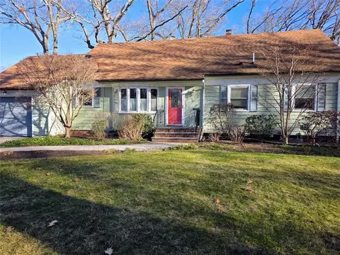 38 Bretton Woods Dr, Cranston, RI 02920