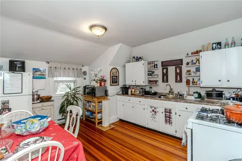 Kitchen - 357 Warwick Neck Ave, Warwick, RI 02889 photo 6 of 9