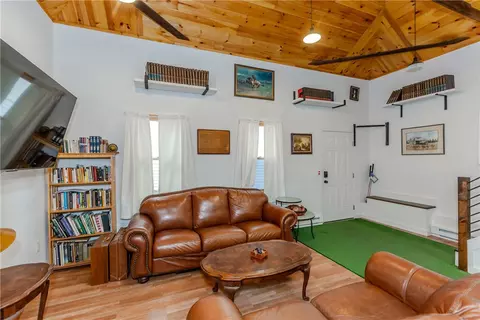 Living - 357 Warwick Neck Ave, Warwick, RI 02889 photo 4 of 6