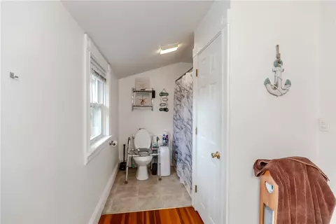 Bath - 357 Warwick Neck Ave, Warwick, RI 02889 photo 4 of 6