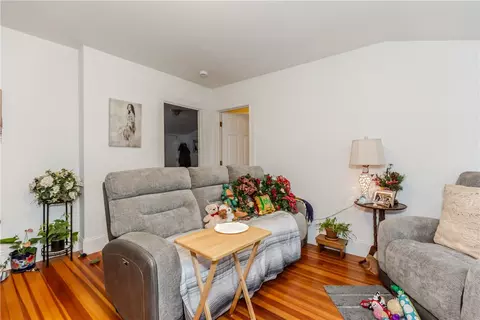 Living - 357 Warwick Neck Ave, Warwick, RI 02889 photo 2 of 6