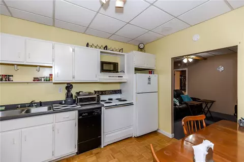 Kitchen - 357 Warwick Neck Ave, Warwick, RI 02889 photo 3 of 9