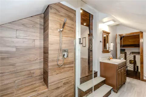 Bath - 357 Warwick Neck Ave, Warwick, RI 02889 photo 6 of 6