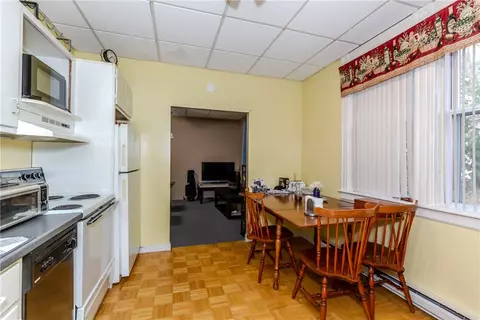 Kitchen - 357 Warwick Neck Ave, Warwick, RI 02889 photo 5 of 9