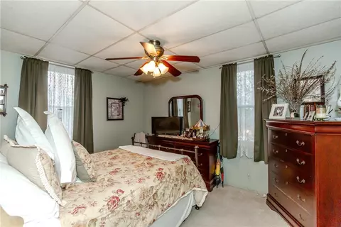 Bedroom - 357 Warwick Neck Ave, Warwick, RI 02889 photo 1 of 8