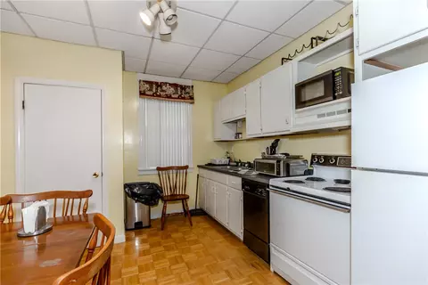 Kitchen - 357 Warwick Neck Ave, Warwick, RI 02889 photo 4 of 9
