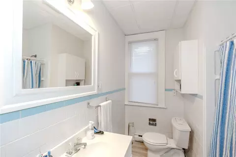 Bath - 357 Warwick Neck Ave, Warwick, RI 02889 photo 2 of 6