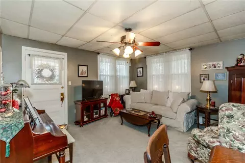 Living - 357 Warwick Neck Ave, Warwick, RI 02889 photo 1 of 6