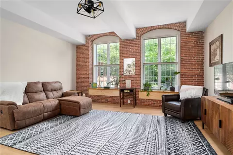 2 School St #108, Lincoln, RI 02865