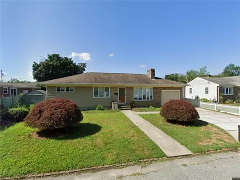 12 Parkside Dr, Johnston, RI 02919