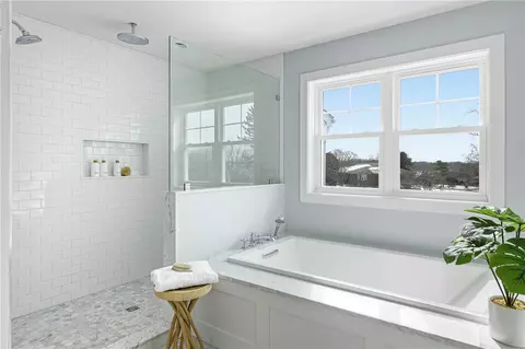 Bath - 32 Arrowhead Dr, Tiverton, RI 02878 photo 2 of 5