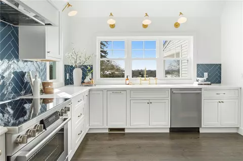 Kitchen - 32 Arrowhead Dr, Tiverton, RI 02878 photo 3 of 4