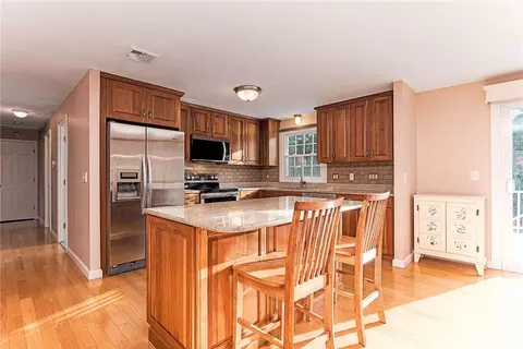 102 Moccasin Trl, Cranston, RI 02921