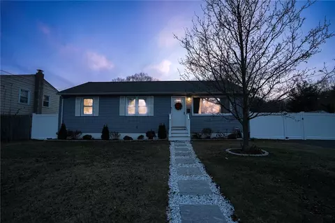 27 Winifred Ave, Warwick, RI 02889
