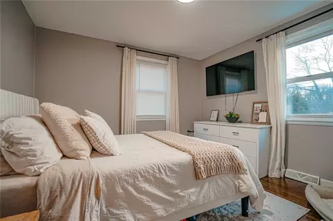 Bedroom - 27 Winifred Ave, Warwick, RI 02889 photo 1 of 5