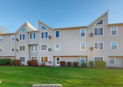 200 Woodlawn Ave #103, North Providence, RI 02904