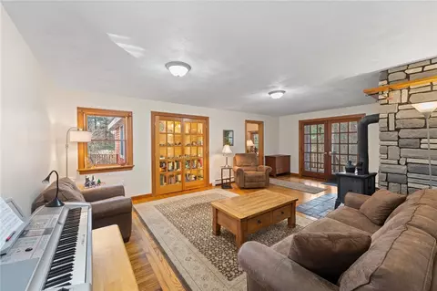 Living - 511 Tripps Corner Rd, Exeter, RI 02822 photo 4 of 5