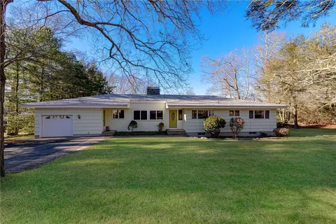 160 Oakwoods Dr, South Kingstown, RI 02879