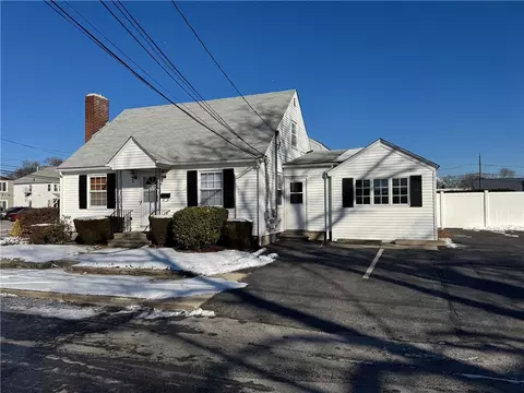 4 Crossway Rd, Cranston, RI 02910