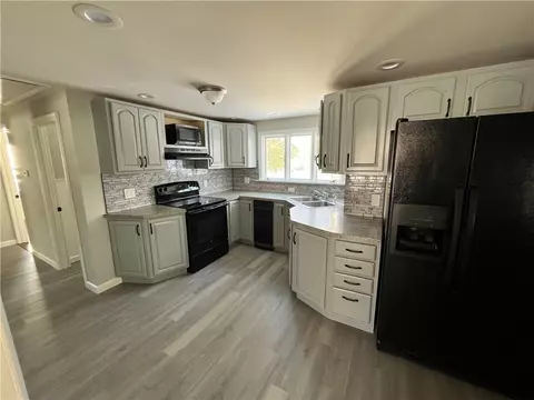 10 Rosemary Dr, North Kingstown, RI 02852