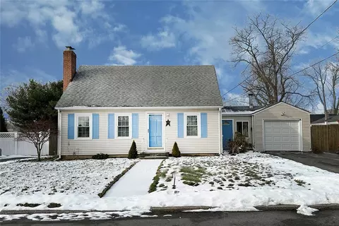 6 Meadowcrest Dr, Riverside, RI 02915