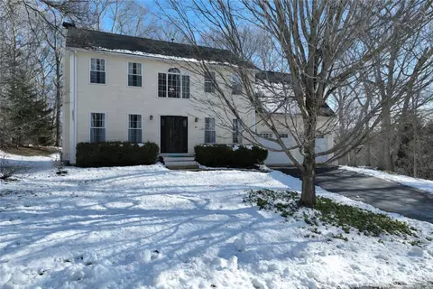 24 Ridge Crest Ln, South Kingstown, RI 02879