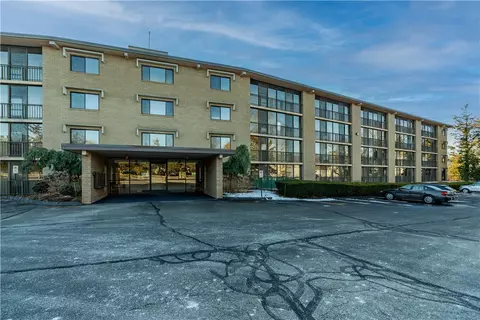 650 E Greenwich Ave #5-108, West Warwick, RI 02893