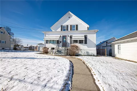49 9th St, East Providence, RI 02914