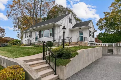 64 Kenyon Rd, Tiverton, RI 02878