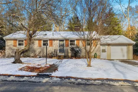 42 Orchard Dr, Hope, RI 02831
