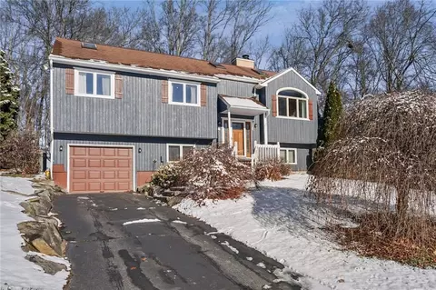 25 Ivy Hollow Ct, Cranston, RI 02921